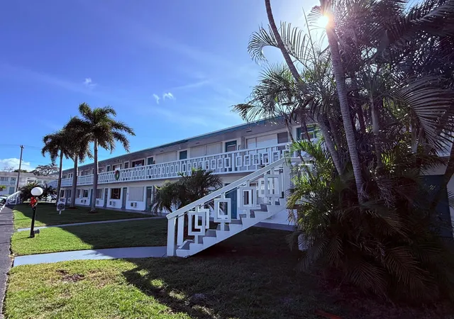 18th image of FL | 2204 Lake Osborne Dr #5,FL 33461 | MLS# B26065099