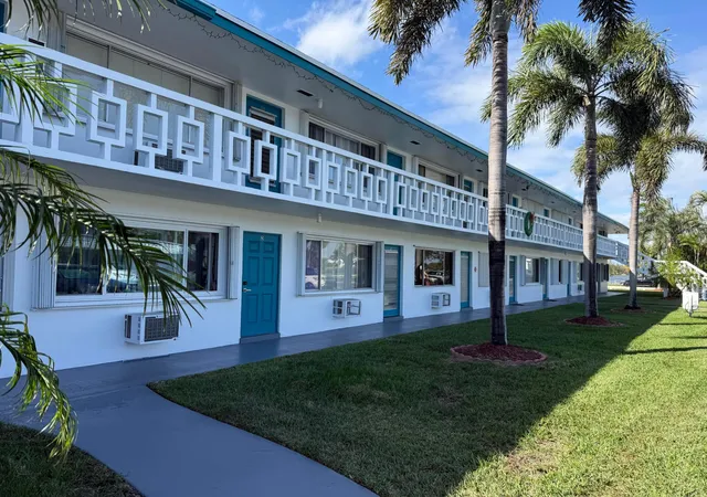 1st image of FL | 2204 Lake Osborne Dr #5,FL 33461 | MLS# B26065099