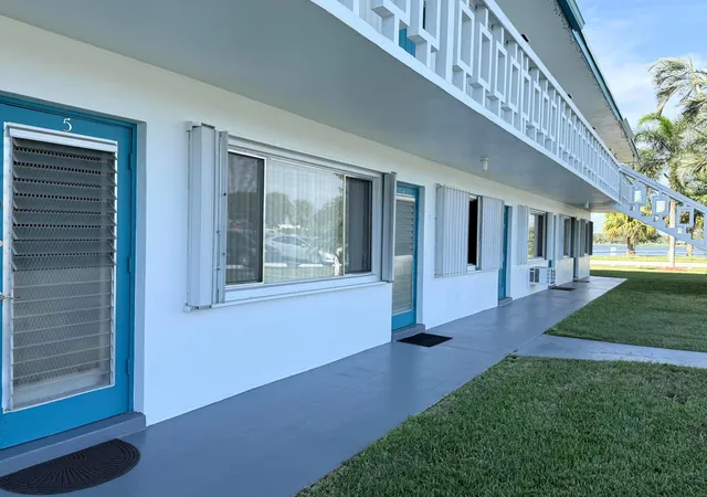 2nd image of FL | 2204 Lake Osborne Dr #5,FL 33461 | MLS# B26065099