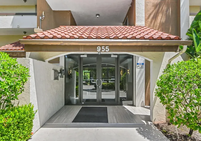 3rd image of 955 Egret Cir #408, Delray Beach, FL 33444 | MLS# B26065127
