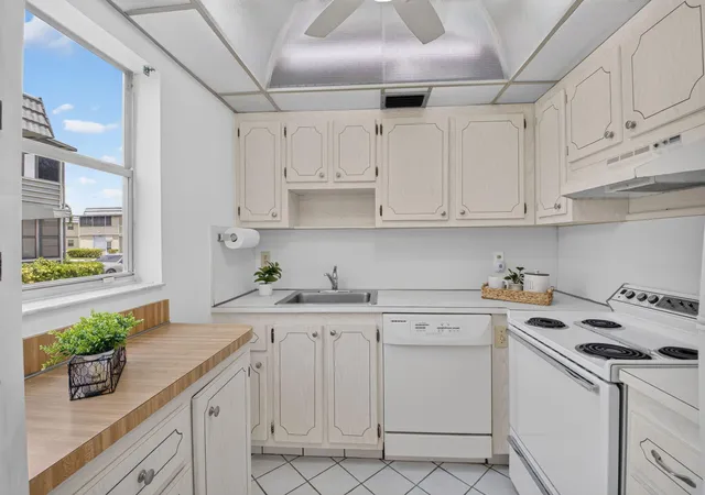 3rd image of 436 Brittany J Dr #436, Delray Beach, FL 33446 | MLS# B26065244