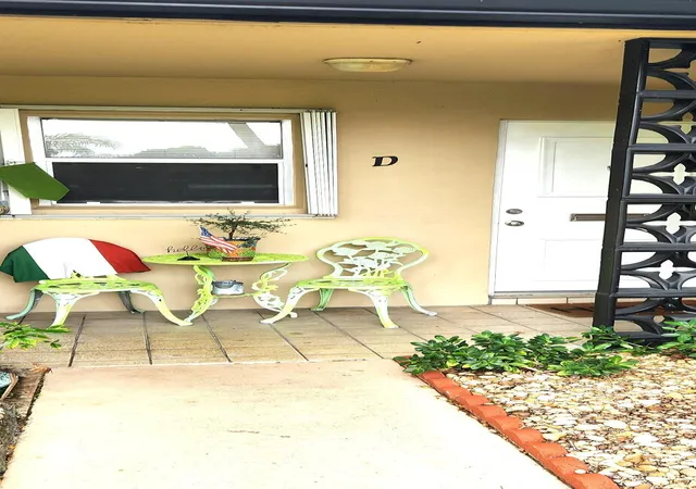 3rd image of 1042 N Dr, Delray Beach, FL 33445