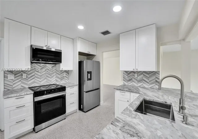 Photo 2 of Single family home for sale at 1524 Ne 37th St, Oakland Park, FL 33334 | MLS# A12072023 | Listing updated on 2026-10-08