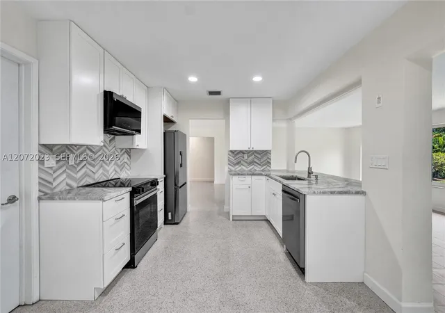 Photo 3 of Single family home for sale at 1524 Ne 37th St, Oakland Park, FL 33334 | MLS# A12072023 | Listing updated on 2026-10-08