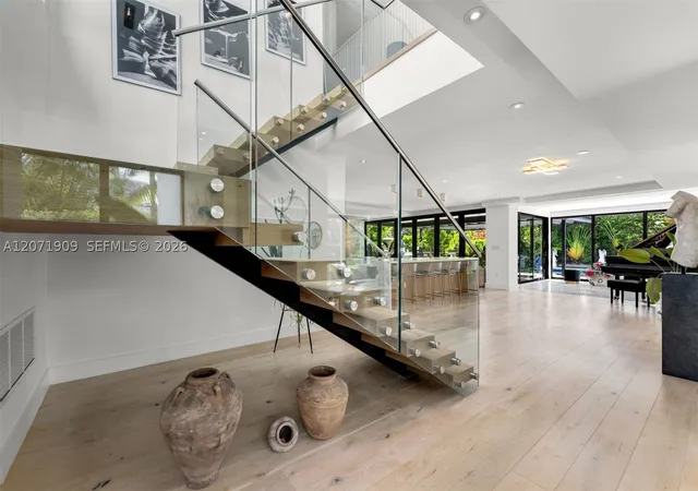 Photo 3 of Single family home for sale at 795 Lakeview Dr, Miami Beach, FL 33140 | MLS# A12071909 | Listing updated on 2026-08-22