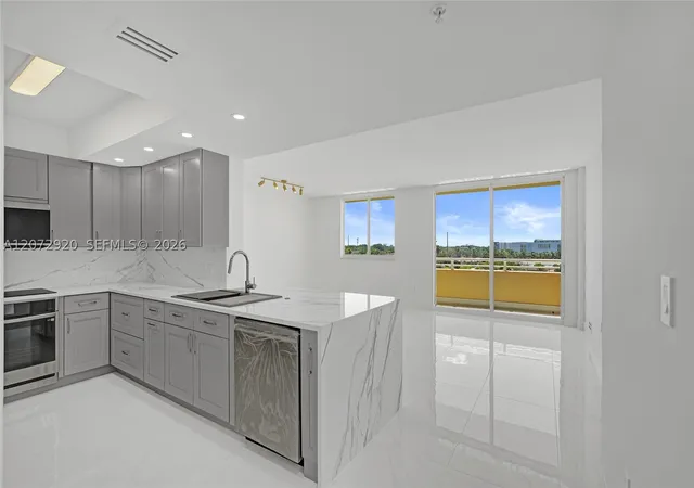 Listing Photo 1 - Condo for sale in building located at 2775 Ne 187Th St, Aventura, FL 33180 - Unit #514