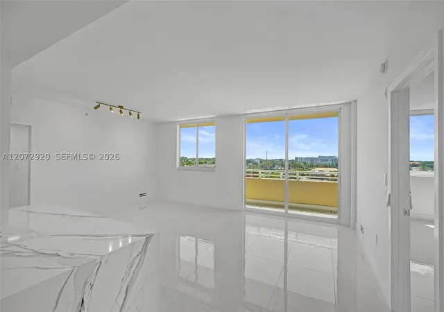 Listing Photo 2 - Condo for sale in building located at 2775 Ne 187Th St, Aventura, FL 33180 - Unit #514