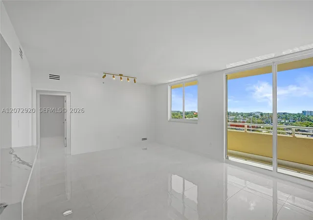 Listing Photo 3 - Condo for sale in building located at 2775 Ne 187Th St, Aventura, FL 33180 - Unit #514