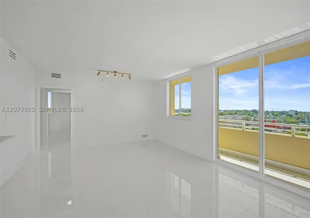 Listing Photo 4 - Condo for sale in building located at 2775 Ne 187Th St, Aventura, FL 33180 - Unit #514
