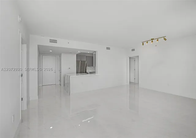 Listing Photo 5 - Condo for sale in building located at 2775 Ne 187Th St, Aventura, FL 33180 - Unit #514