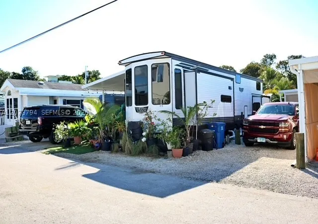 Manufactured home for sale at 325 Calusa St, Key Largo, FL 33037 | MLS# A12073794