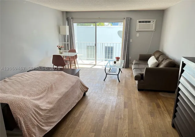 Listing Photo 3 - Condo for sale in building located at 221 Meridian Ave, Miami, FL 33139 - Unit #305