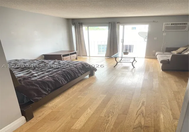 Listing Photo 5 - Condo for sale in building located at 221 Meridian Ave, Miami, FL 33139 - Unit #305