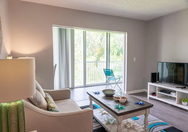 4th image of 4 Abbey Ln, Delray Beach, FL 33446