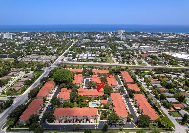 3rd image of 1020 E Longport Cir, Delray Beach, FL 33444