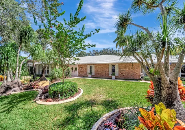 Photo 3 of Single family home for sale at 560 W Tropical Way, Plantation, FL 33317 | MLS# A12074551 | Listing updated on 2026-10-09