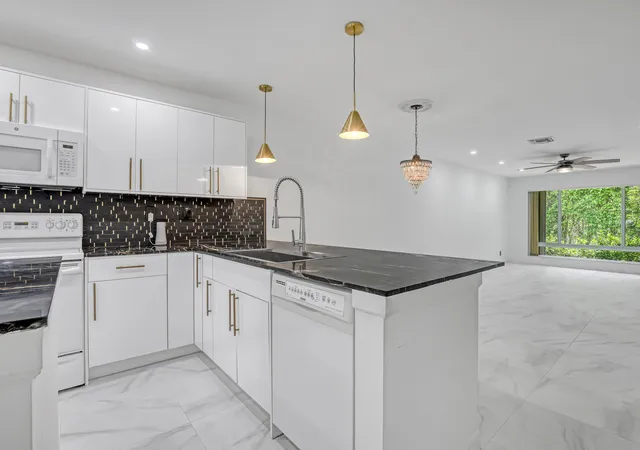 5th image of 13233 Lucinda Palm Ct #B, Delray Beach, FL 33484 | MLS# B26066316