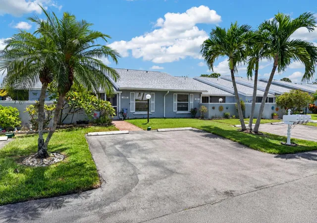 3rd image of 4450 Lucerne Villas Ln, Lake Worth, FL 33467 | MLS# B26066349
