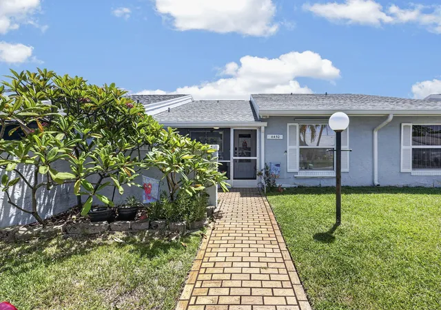4th image of 4450 Lucerne Villas Ln, Lake Worth, FL 33467 | MLS# B26066349