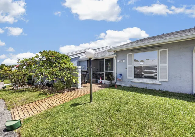 5th image of 4450 Lucerne Villas Ln, Lake Worth, FL 33467 | MLS# B26066349