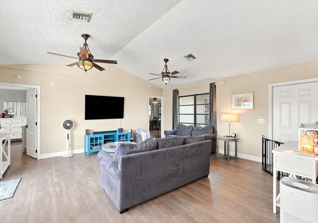 4th image of 9179 Honeywell Rd, Lake Worth, FL 33467 | MLS# B26066446