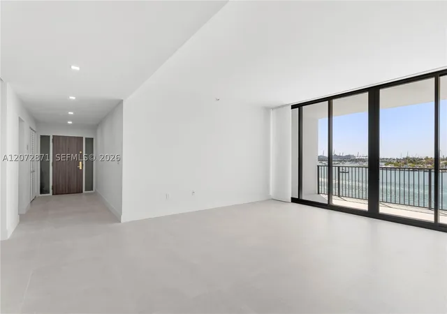 Listing Photo 3 - Condo for sale in building located at 1000 Venetian Wy, Miami, FL 33139 - Unit #301/303