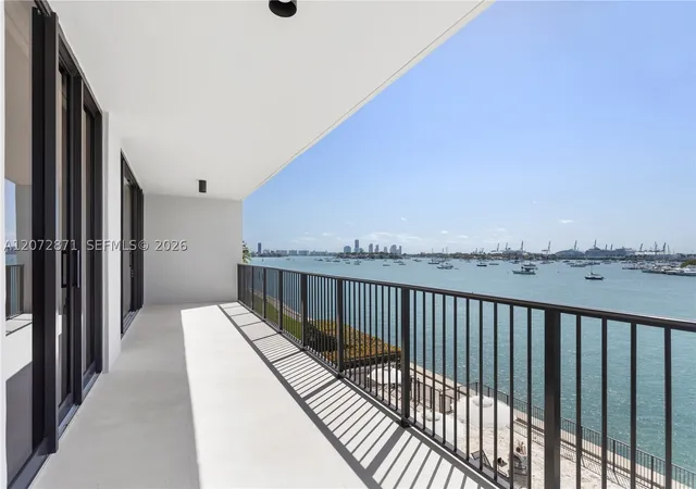Listing Photo 4 - Condo for sale in building located at 1000 Venetian Wy, Miami, FL 33139 - Unit #301/303