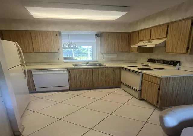 4th image of 7006 Huntington Ln #302, Delray Beach, FL 33446 | MLS# B26066509