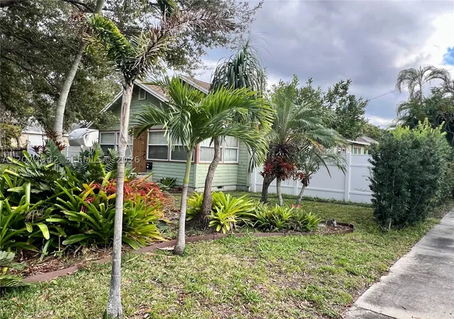 Photo 4 of Single family home for sale at 400 Ne 3Rd St, Pompano Beach, FL 33060 | MLS# A12074942 | Listing updated on 2026-08-20