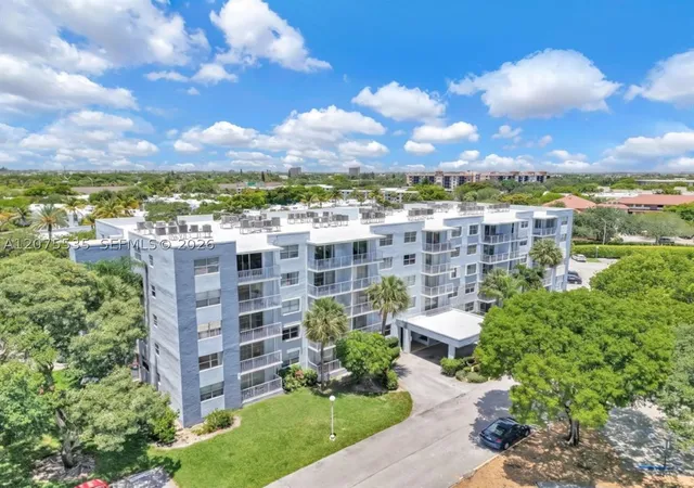 Photo 1 of Condo for sale at 500 Executive Center Dr #3I, West Palm Beach, FL 33401 | MLS# A12075535 | Listing updated on 2026-08-22