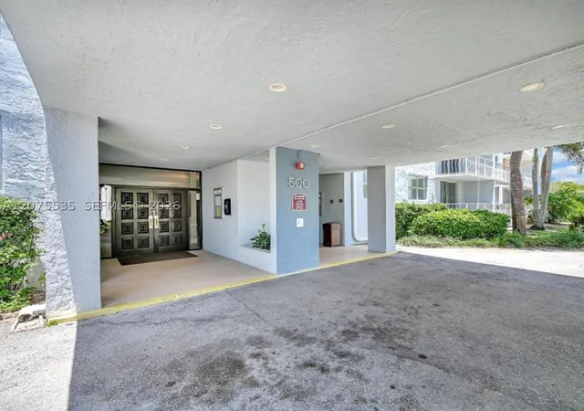 Photo 2 of Condo for sale at 500 Executive Center Dr #3I, West Palm Beach, FL 33401 | MLS# A12075535 | Listing updated on 2026-08-22