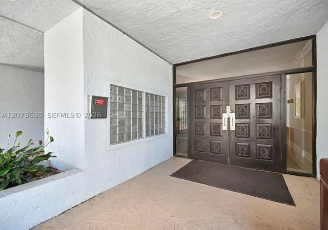 Photo 3 of Condo for sale at 500 Executive Center Dr #3I, West Palm Beach, FL 33401 | MLS# A12075535 | Listing updated on 2026-08-22