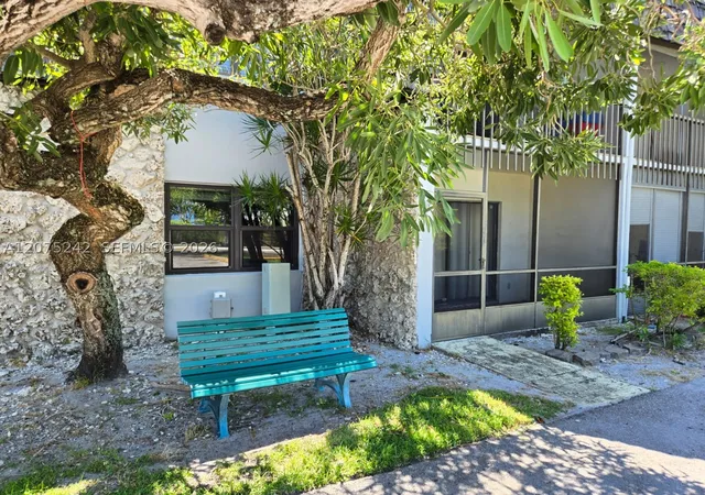 Listing Photo 2 - Condo for sale in building located at 3105 Oakland Shores Dr, Oakland Park, FL 33309 - Unit #J101