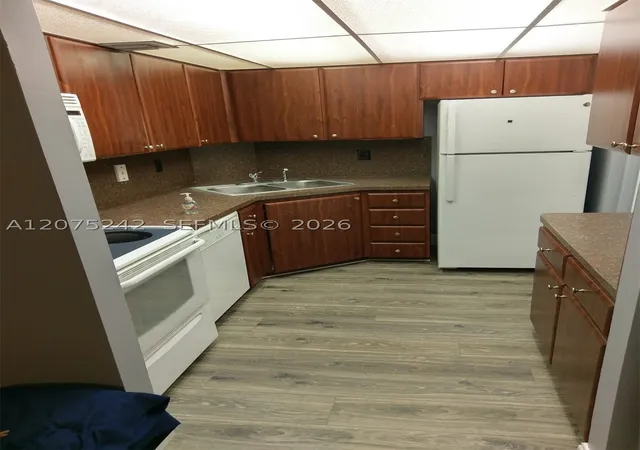 Listing Photo 4 - Condo for sale in building located at 3105 Oakland Shores Dr, Oakland Park, FL 33309 - Unit #J101