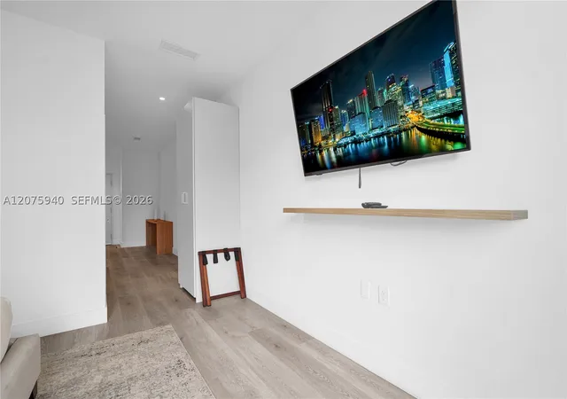 Listing Photo 4 - Condo for sale in Smart Brickell (Tower 1) located at 229 Sw 9Th St, Miami, FL 33130 - Unit #404