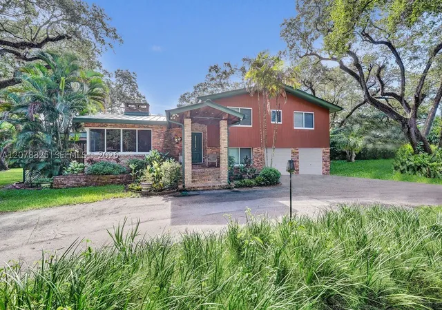 3rd image of 5500 Woodland Ln, Dania Beach, FL 33312 | MLS# A12078325