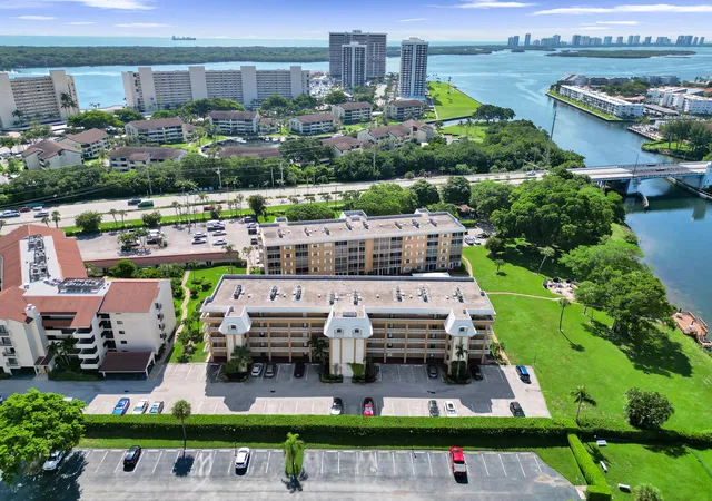 2nd image of 308 Golfview Rd, South Palm Beach, FL 33408