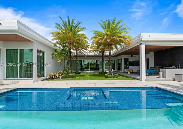 Photo 1 of Mansion for sale at 3939 Country Clb Ln, Fort Lauderdale, FL 33308 | MLS# A12080579 | Listing updated on 2026-10-09