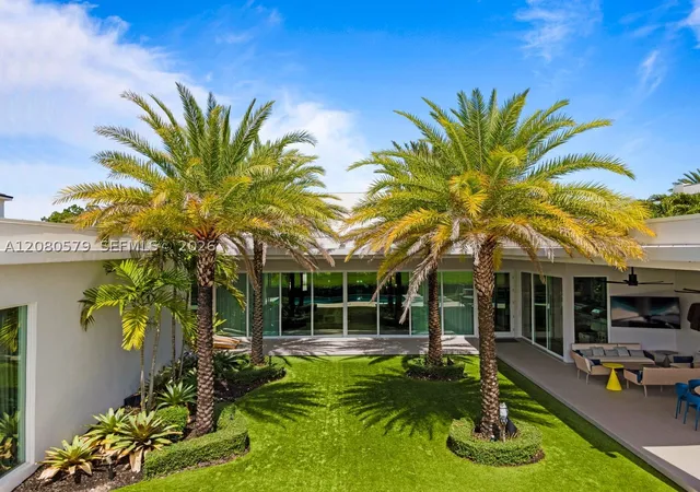 Photo 2 of Mansion for sale at 3939 Country Clb Ln, Fort Lauderdale, FL 33308 | MLS# A12080579 | Listing updated on 2026-10-09