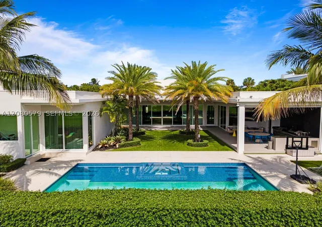 Photo 3 of Mansion for sale at 3939 Country Clb Ln, Fort Lauderdale, FL 33308 | MLS# A12080579 | Listing updated on 2026-10-09