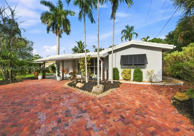 Photo 2 of Single family home for sale at 4620 Ne 5th Avenue, Oakland Park, FL 33334 | MLS# A12082378 | Listing updated on 2026-10-09