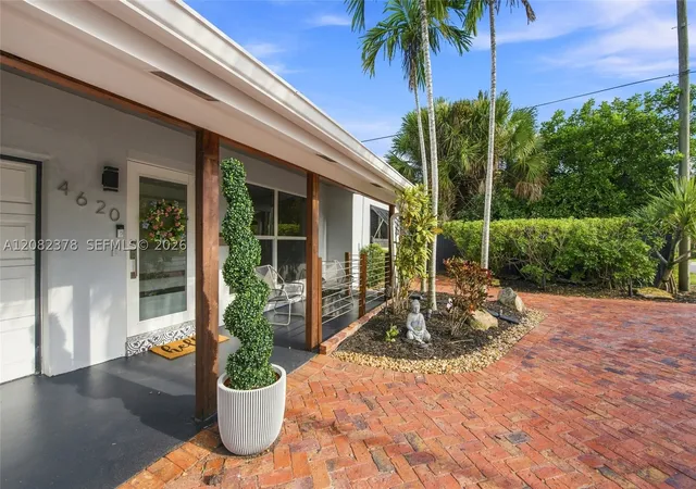 Photo 3 of Single family home for sale at 4620 Ne 5th Avenue, Oakland Park, FL 33334 | MLS# A12082378 | Listing updated on 2026-10-09