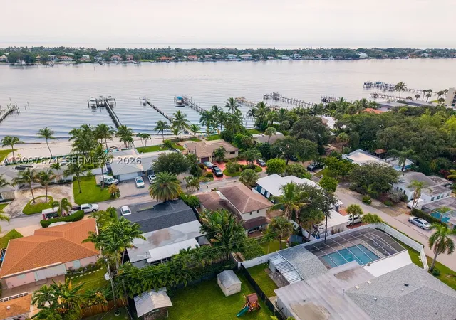 Photo 1 of Single family home for sale at 919 S Lakeside Pl, Lantana, FL 33462 | MLS# A12087674 | Listing updated on 2026-10-10