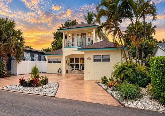 Photo 3 of Single family home for sale at 919 S Lakeside Pl, Lantana, FL 33462 | MLS# A12087674 | Listing updated on 2026-10-10