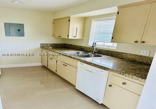Listing Photo 4 - Condo for sale in building located at 148 Yacht Clb Dr, South Palm Beach, FL 33408 - Unit #7