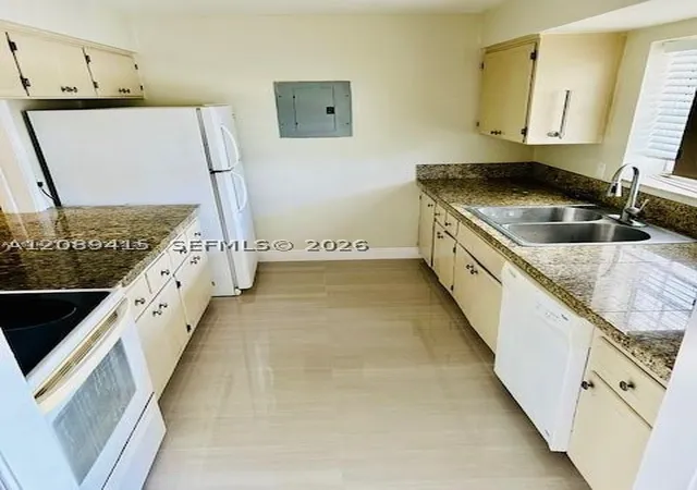 Listing Photo 5 - Condo for sale in building located at 148 Yacht Clb Dr, South Palm Beach, FL 33408 - Unit #7