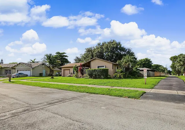 Photo 2 of Single family home for sale at 908 Cardinal Pl, Homestead, FL 33035 | MLS# A12093938 | Listing updated on 2026-10-07