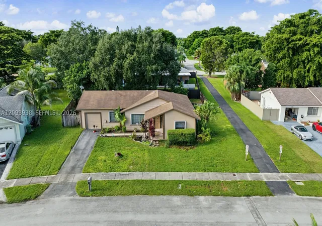 Photo 3 of Single family home for sale at 908 Cardinal Pl, Homestead, FL 33035 | MLS# A12093938 | Listing updated on 2026-10-07