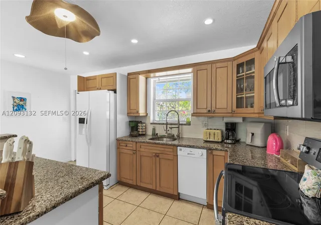 Photo 3 of Single family home for sale at 809 Se 14th Drive, Deerfield Beach, FL 33441 | MLS# A12093132 | Listing updated on 2026-10-09