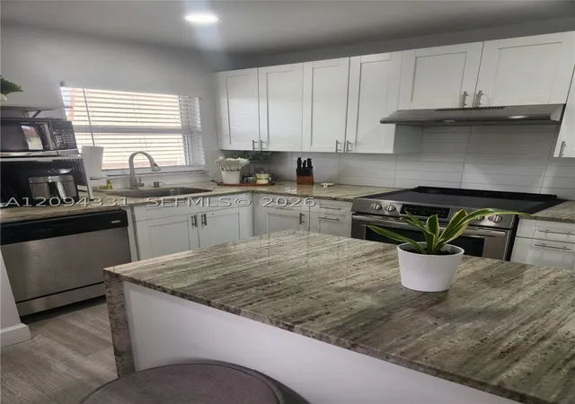 Listing Photo 5 - Condo for sale in building located at 8891 Sunrise Lakes Blvd, Sunrise, FL 33322 - Unit #302